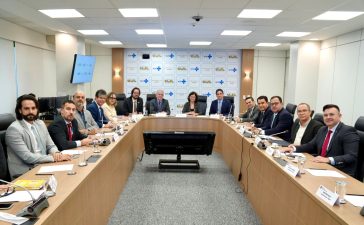 Coordenador da bancada, Murilo promove reunião entre ministra da Saúde e secretário de Saúde da Paraíba