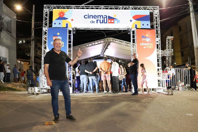 Vereador Anderson Pila inaugura Cinema de Rua