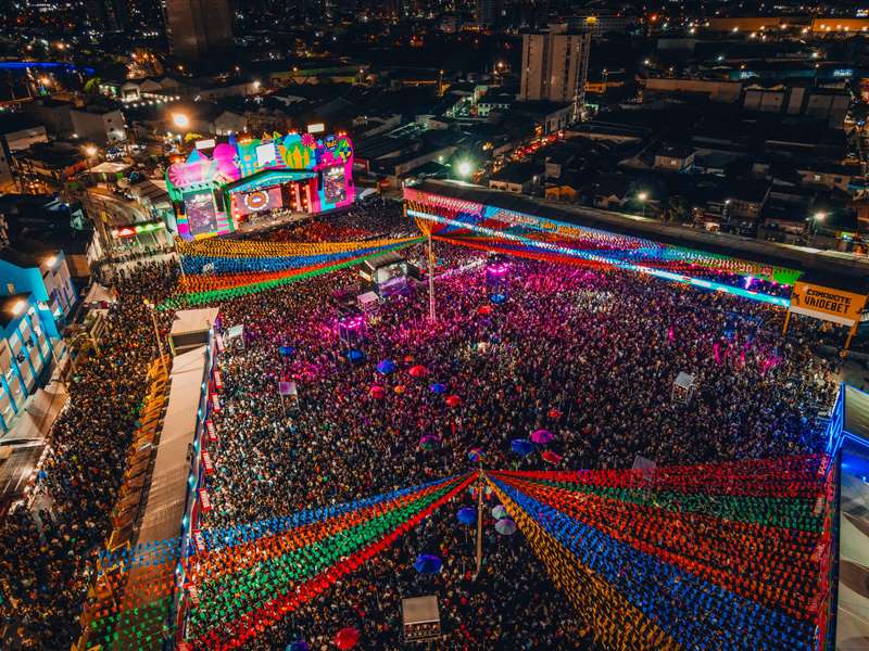 Quarta noite no Parque do Povo lota área de show com apresentações de Xand Avião e outras bandas de forró
