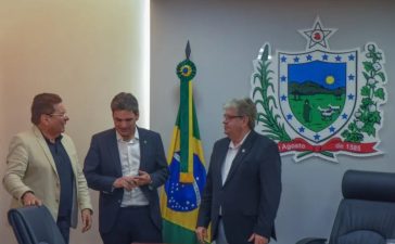 João Azevêdo e Adriano Galdino se reúnem em João Pessoa