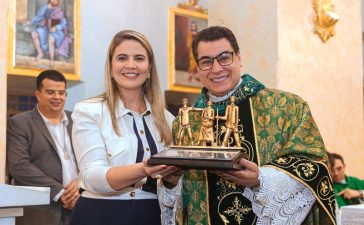 Carol Gomes entrega Título de Cidadania Campinense ao Padre Chrystian Shankar durante abertura do 28° Crescer