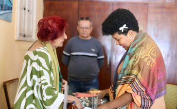 Vereadora Jô Oliveira entrega Medalha de Honra ao Mérito na abertura da 50ª edição do Festival de Inverno de Campina Grande