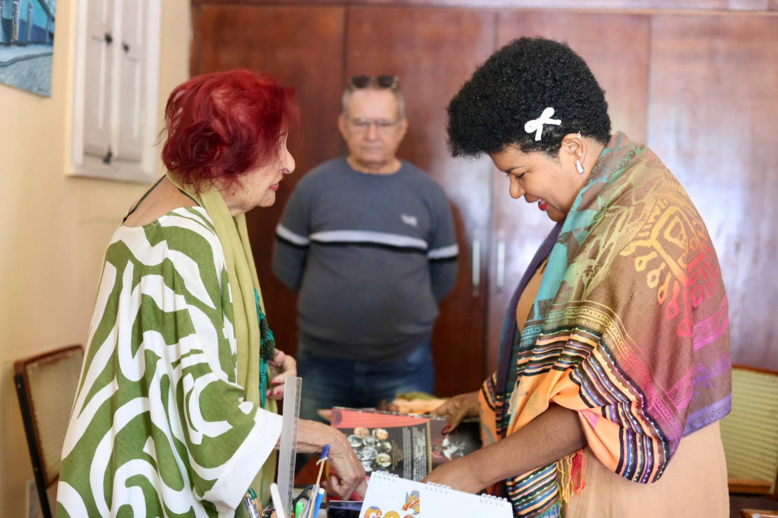 Vereadora Jô Oliveira entrega Medalha de Honra ao Mérito na abertura da 50ª edição do Festival de Inverno de Campina Grande