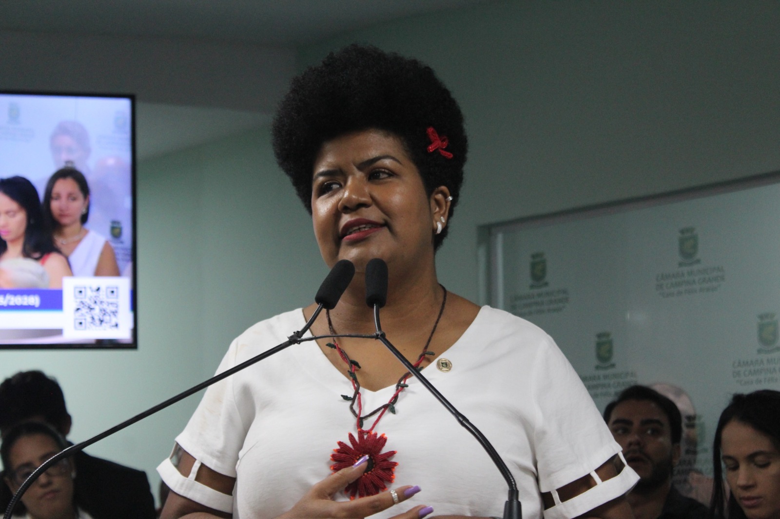Jô Oliveira entrega Título de Cidadania Campinense a Luiza Erundina no Teatro Municipal Severino Cabral