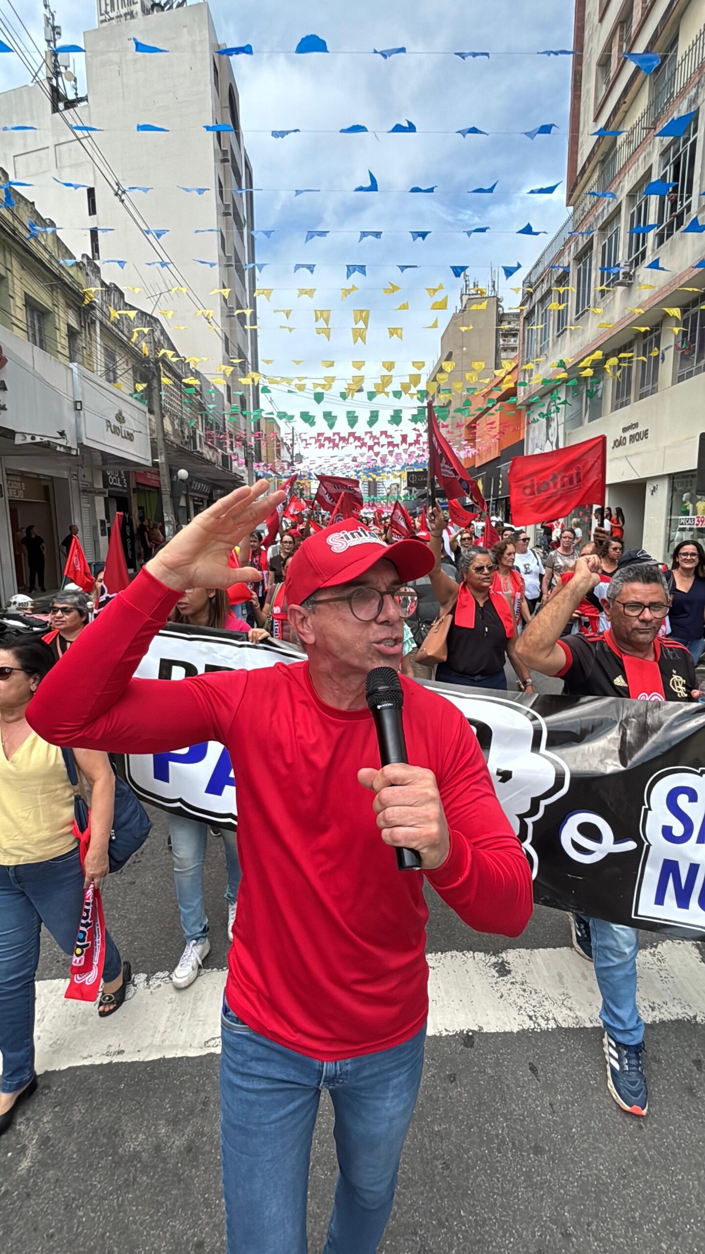 Servidores de Campina Grande protestam no centro e ameaçam greve geral a partir de 31 de maio